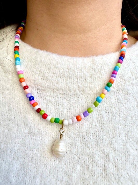 Bunte Miyuki-Perlenkette mit Barockperlen-Anhänger & 18 k Vergoldung
