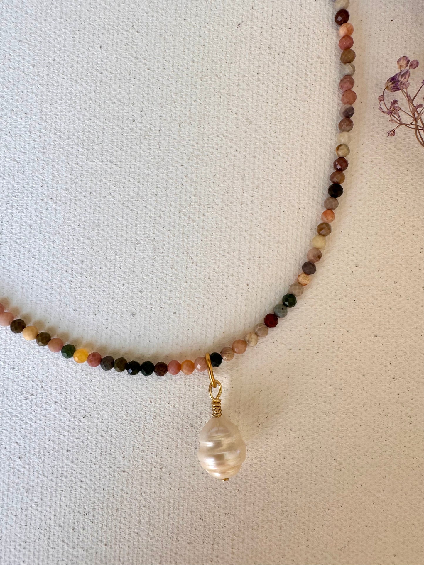 Halskette mit 3 mm Jaspis-Perlen & Barockperle