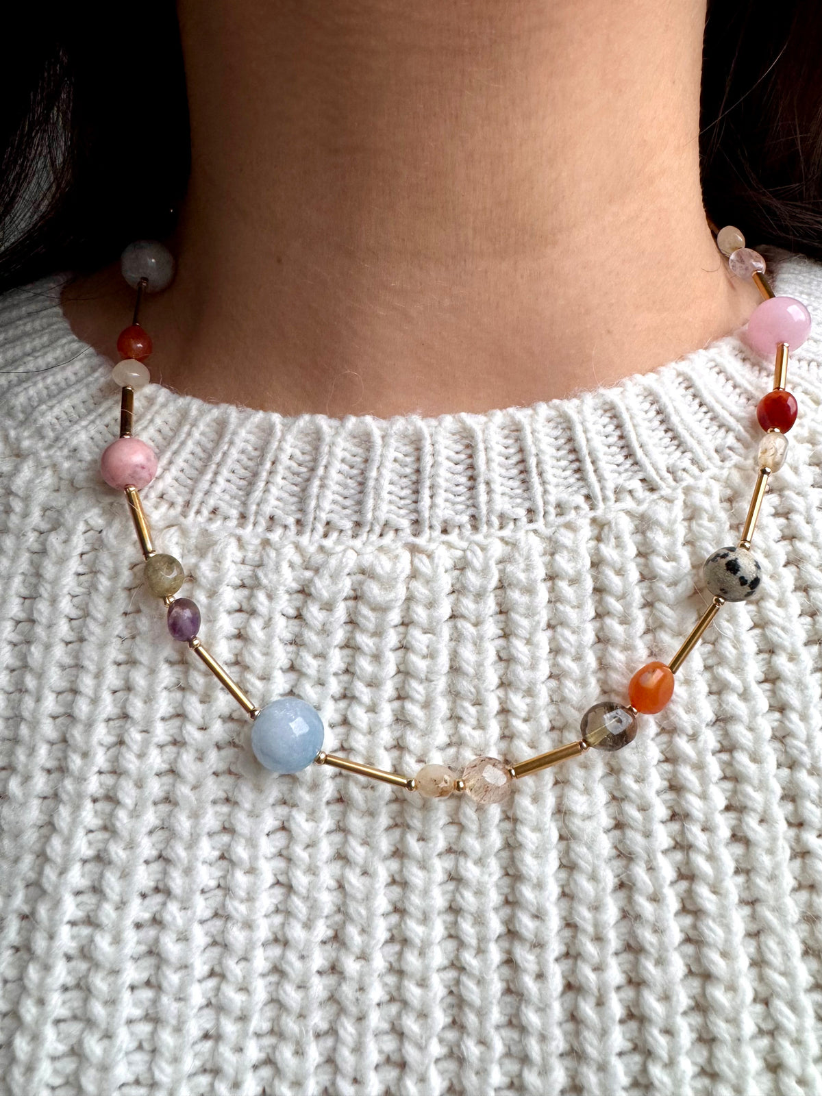 Color Bliss – Halskette aus bunten Edelsteinen mit vergoldeten Details – Ansicht 10