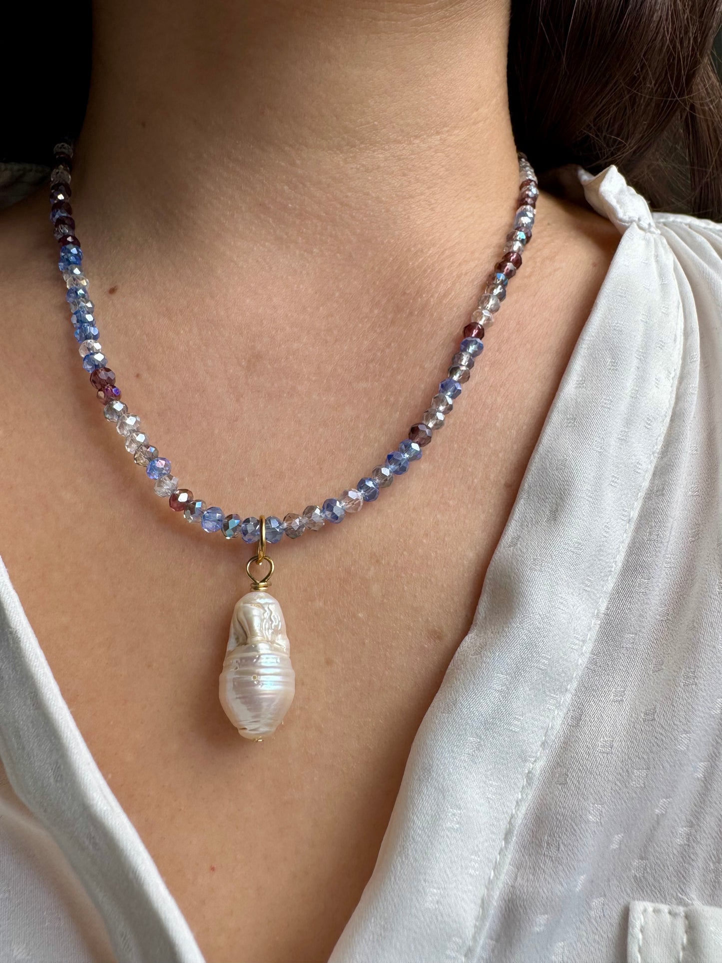 Edelstein-Halskette in Blau & Bordeaux • Facettierte Perlen & Barockperle • 18k vergoldet