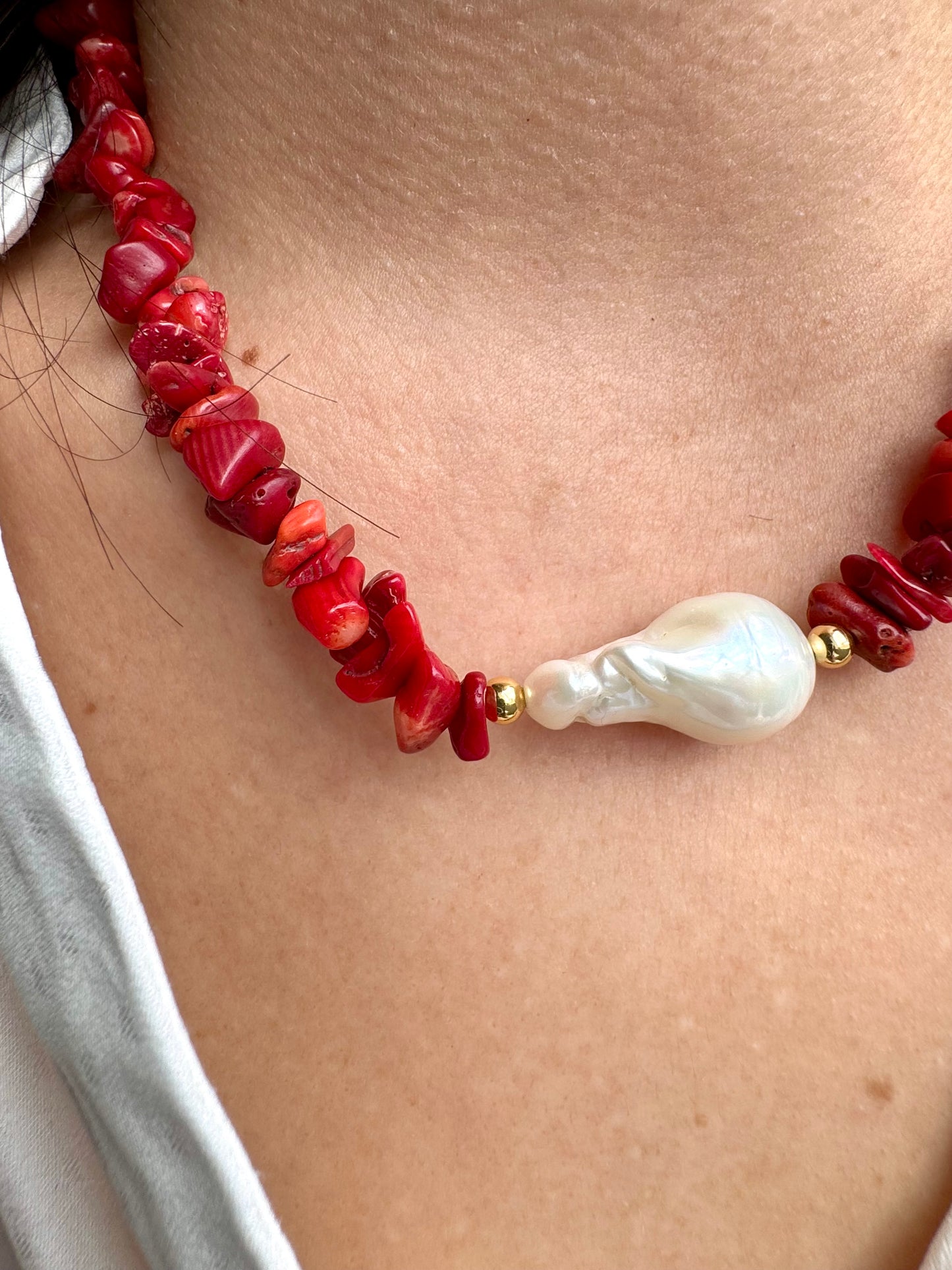 Halskette mit roter Koralle & Barockperle