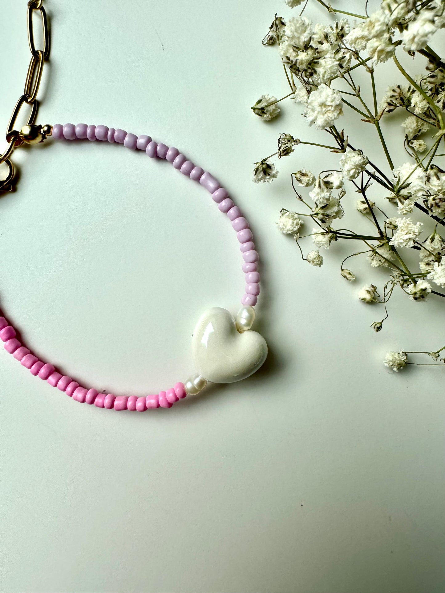 Rosa Miyuki-Perlenarmband mit Keramikherz & Süßwasserperlen – handgefertigt