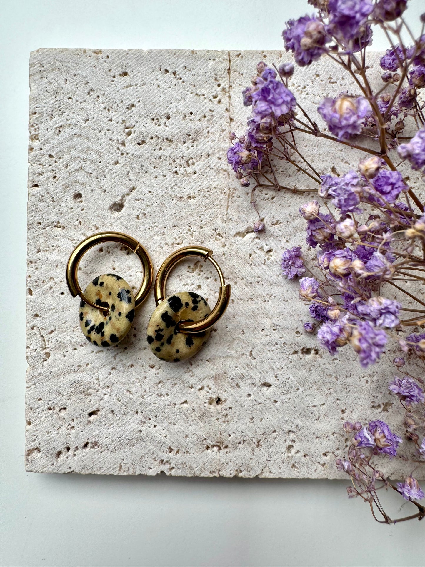 Creolen mit Edelstein-Donuts – Mix aus Natursteinperlen & goldfarbenen Details – handgefertigt