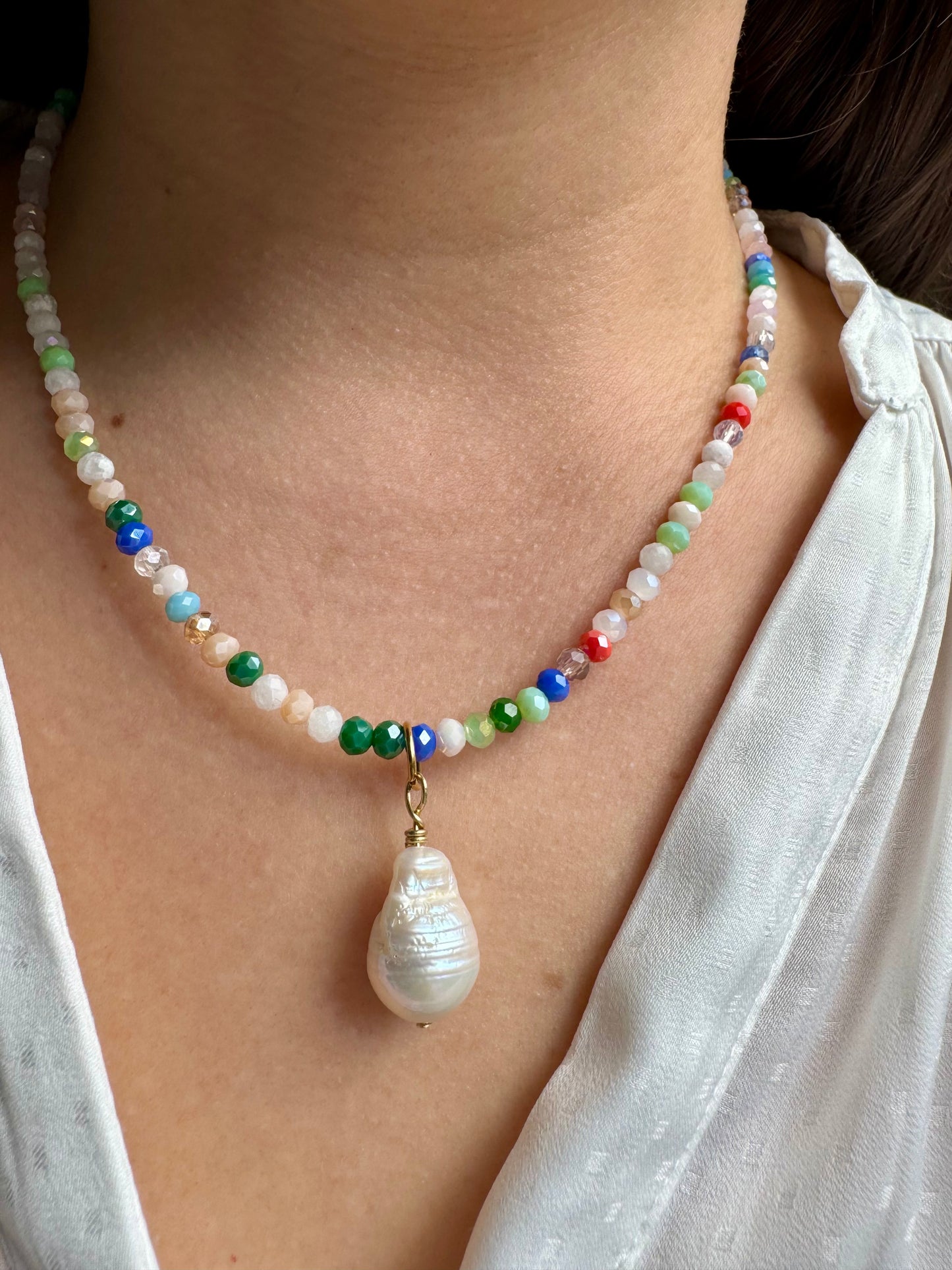 Bunte Edelstein-Halskette • Facettierte Glasperlen & Barockperle • 18k vergoldet