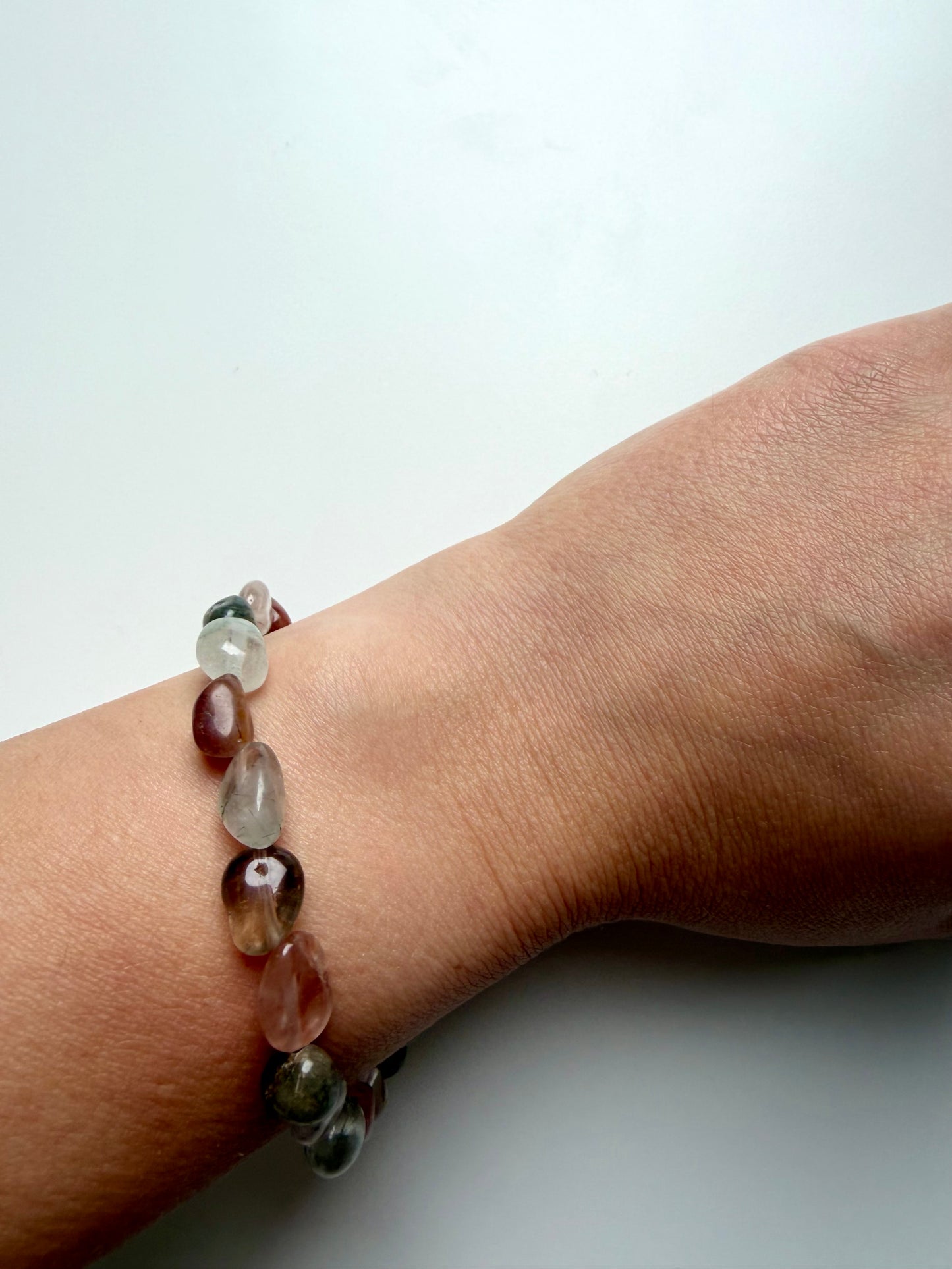 Earth Glow – Naturstein Armband mit Rutilquarz handgefertigt