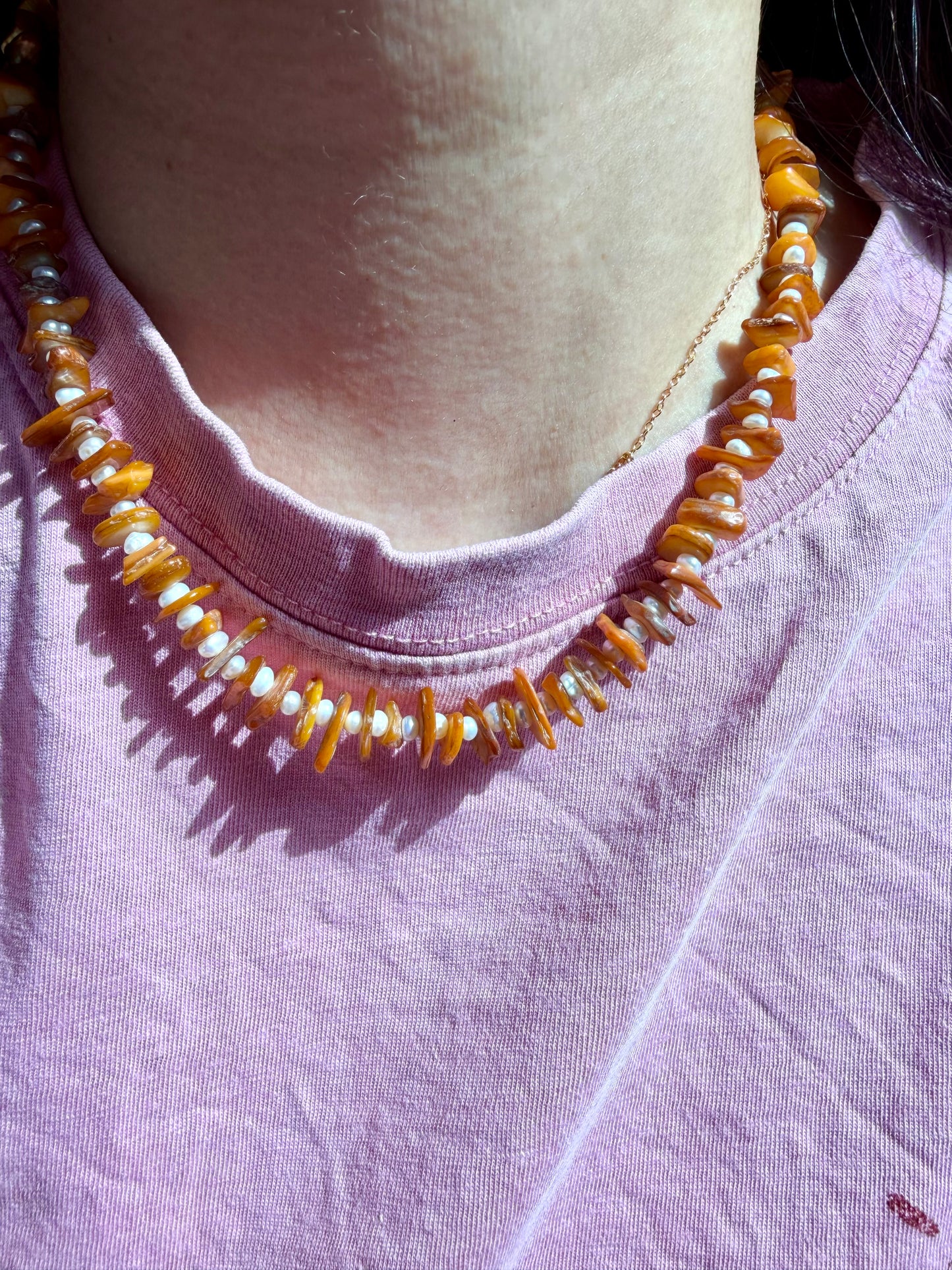 Sunset Pearl – Muschelperlen Halskette mit Süßwasserperlen handgefertigt