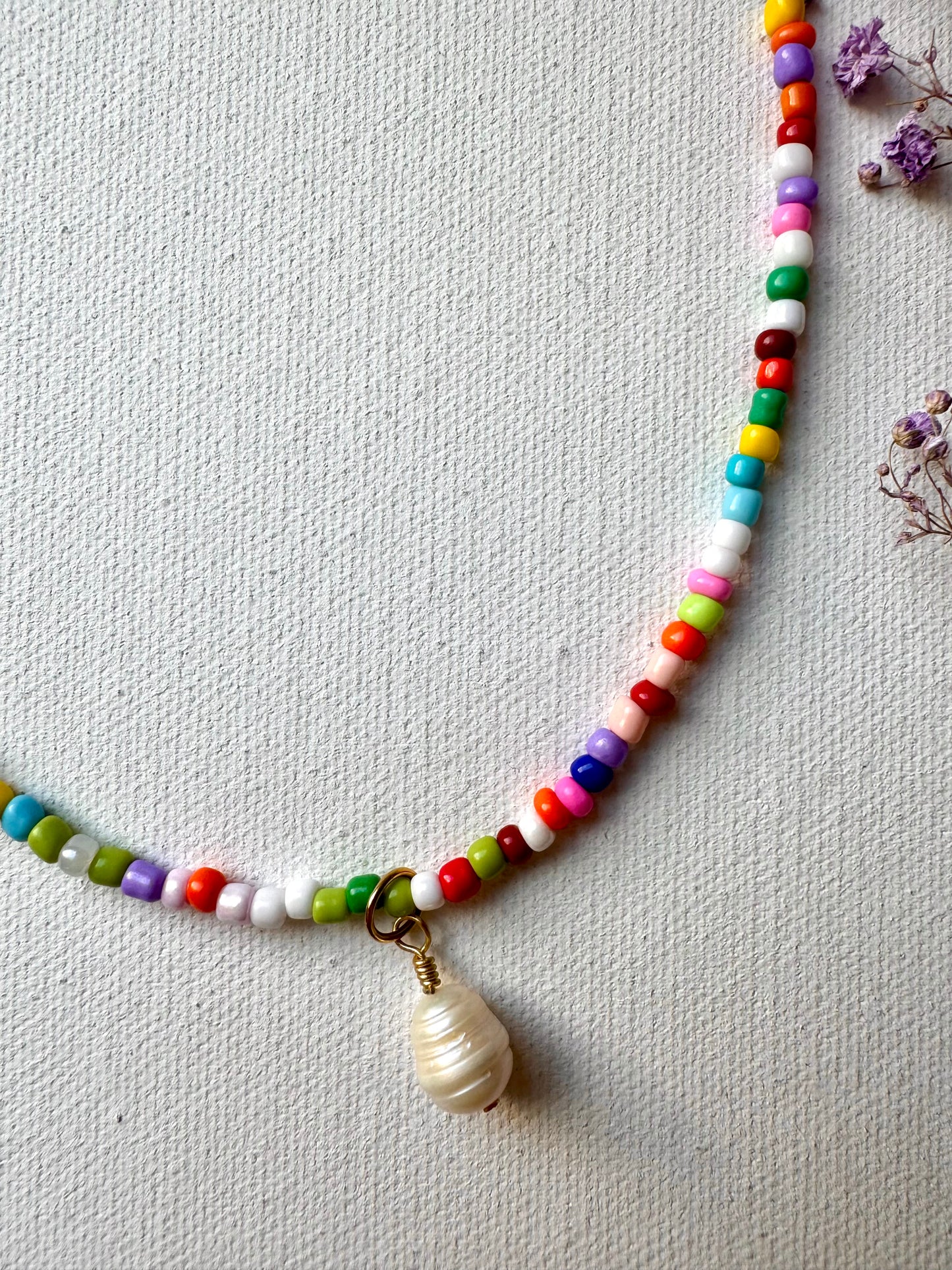 Bunte Miyuki-Perlenkette mit Barockperlen-Anhänger & 18 k Vergoldung