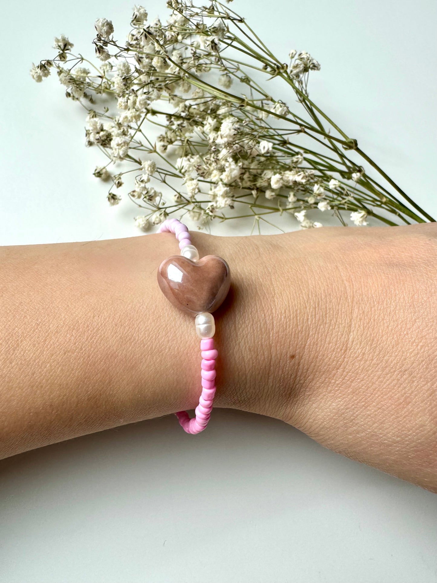 Rosa Miyuki-Perlenarmband mit Keramikherz & Süßwasserperlen – handgefertigt
