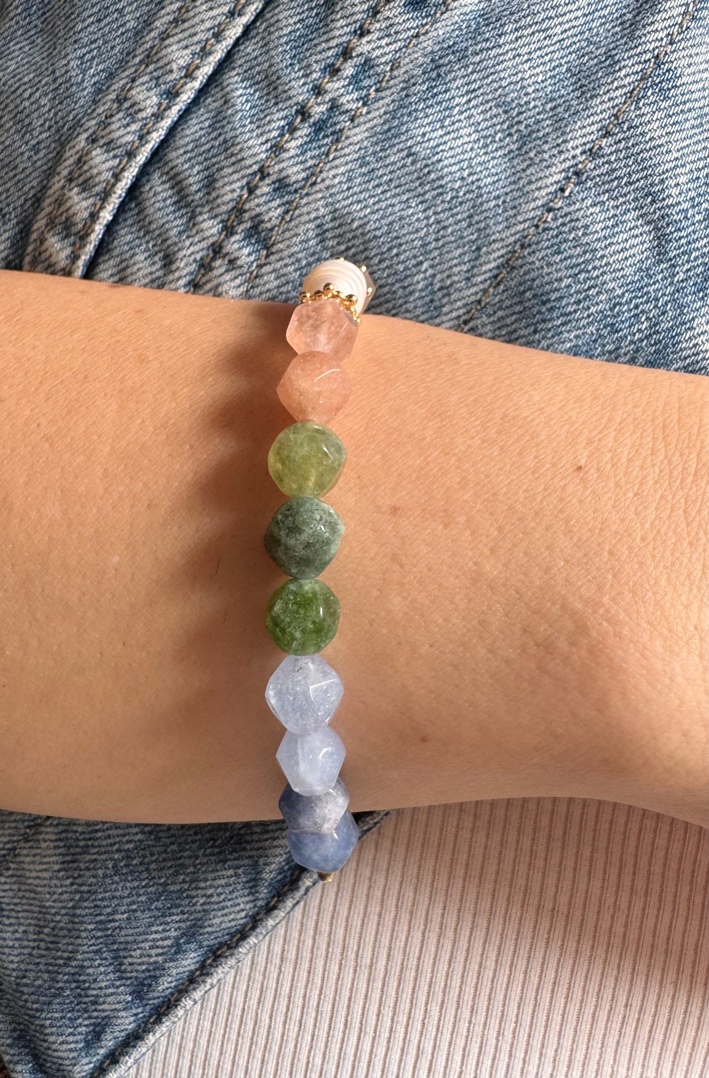Facettiertes Edelstein-Armband in Regenbogenfarben • Süßwasserperle