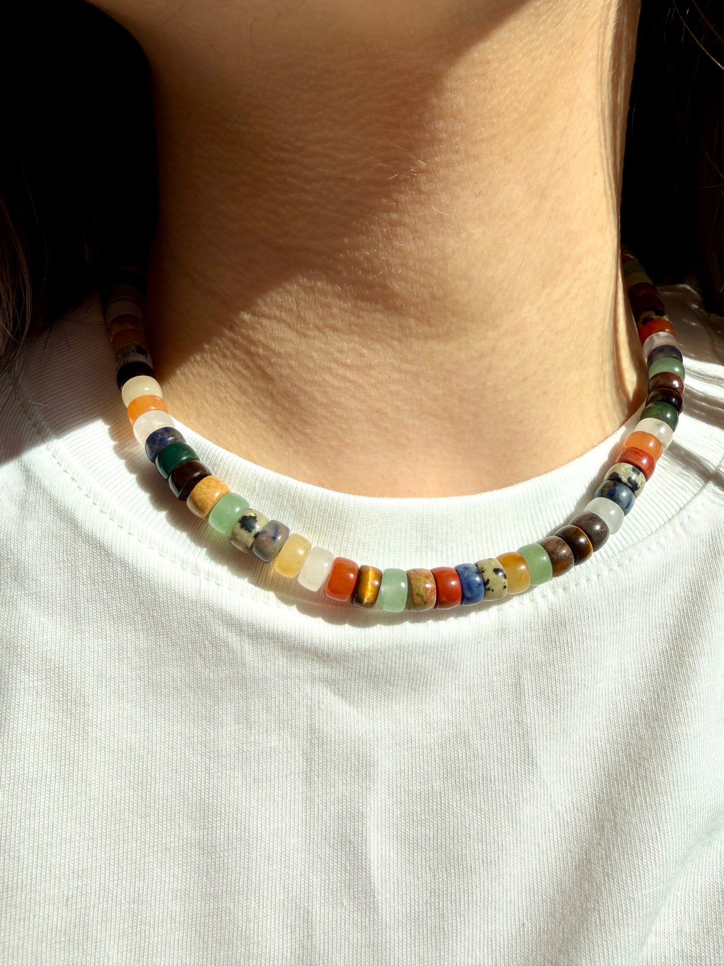 Renkia – bunte Edelstein Halskette mit Naturstein Mix & goldenen Details – handgefertigt