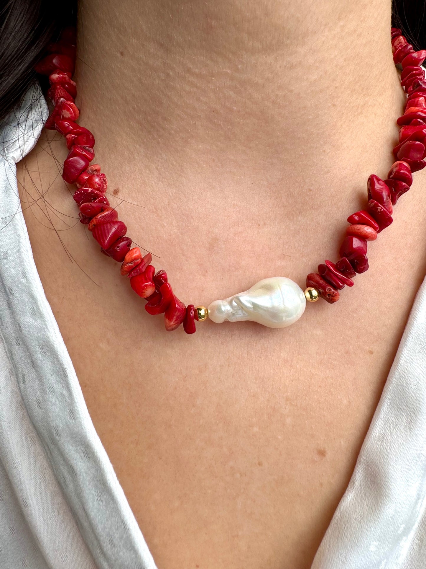 Halskette mit roter Koralle & Barockperle