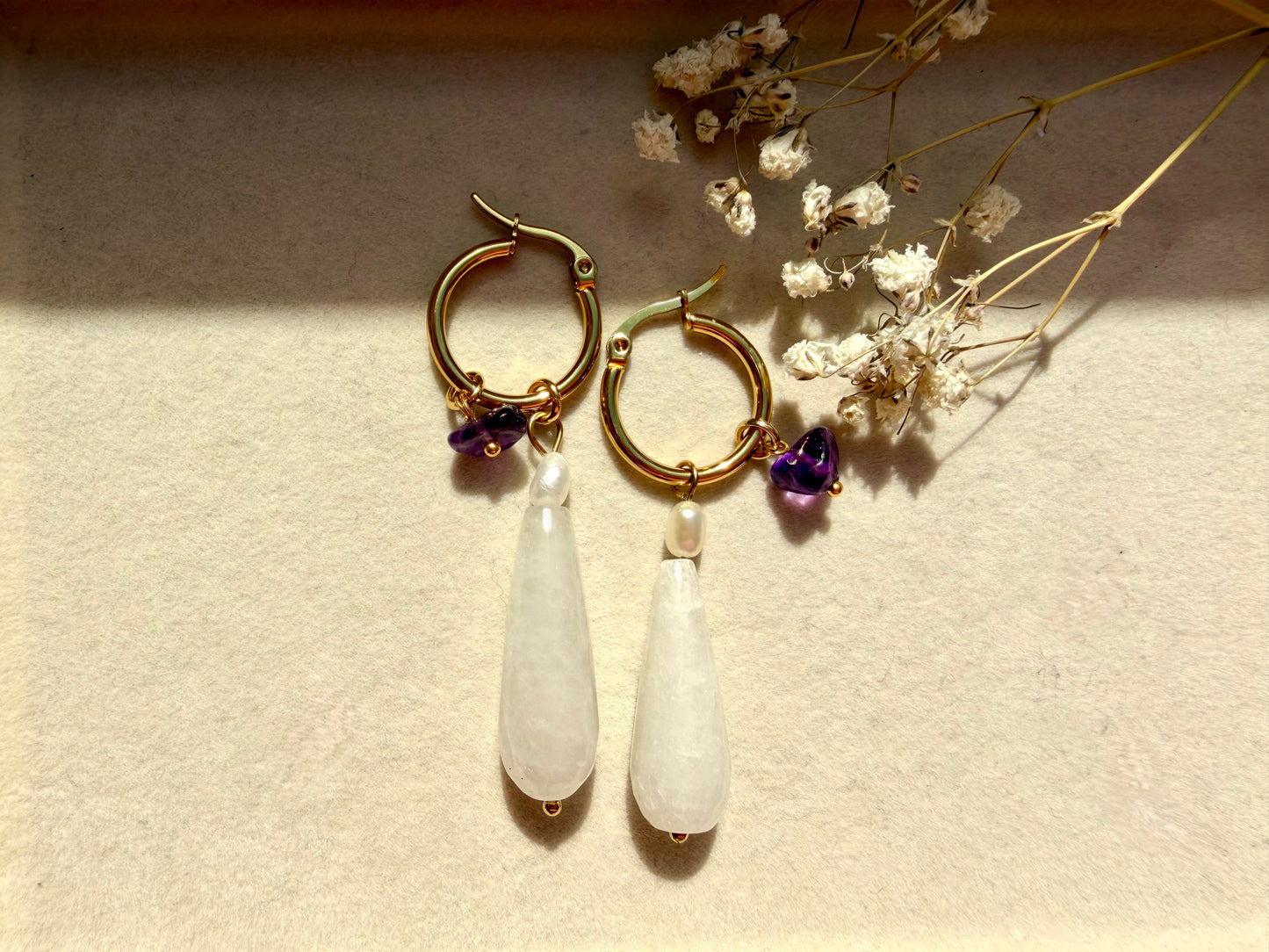 Stone Drip – Gold-plated hoop earrings with gemstone drops & pearls – handmade
