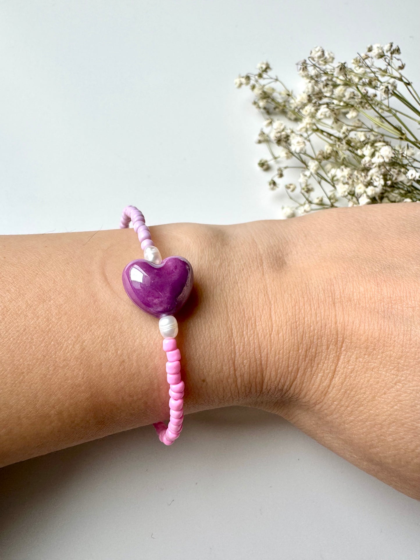 Rosa Miyuki-Perlenarmband mit Keramikherz & Süßwasserperlen – handgefertigt