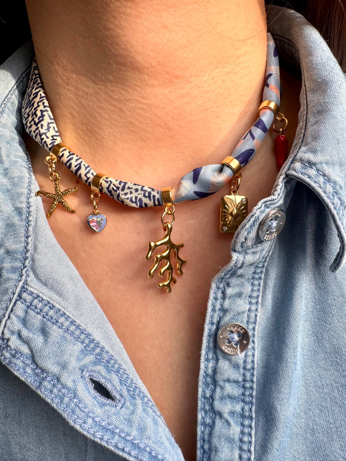 Charm-Bandana in Blau-Rot mit Meeres- & Herzanhängern • Seidentuch mit Gold-Charms