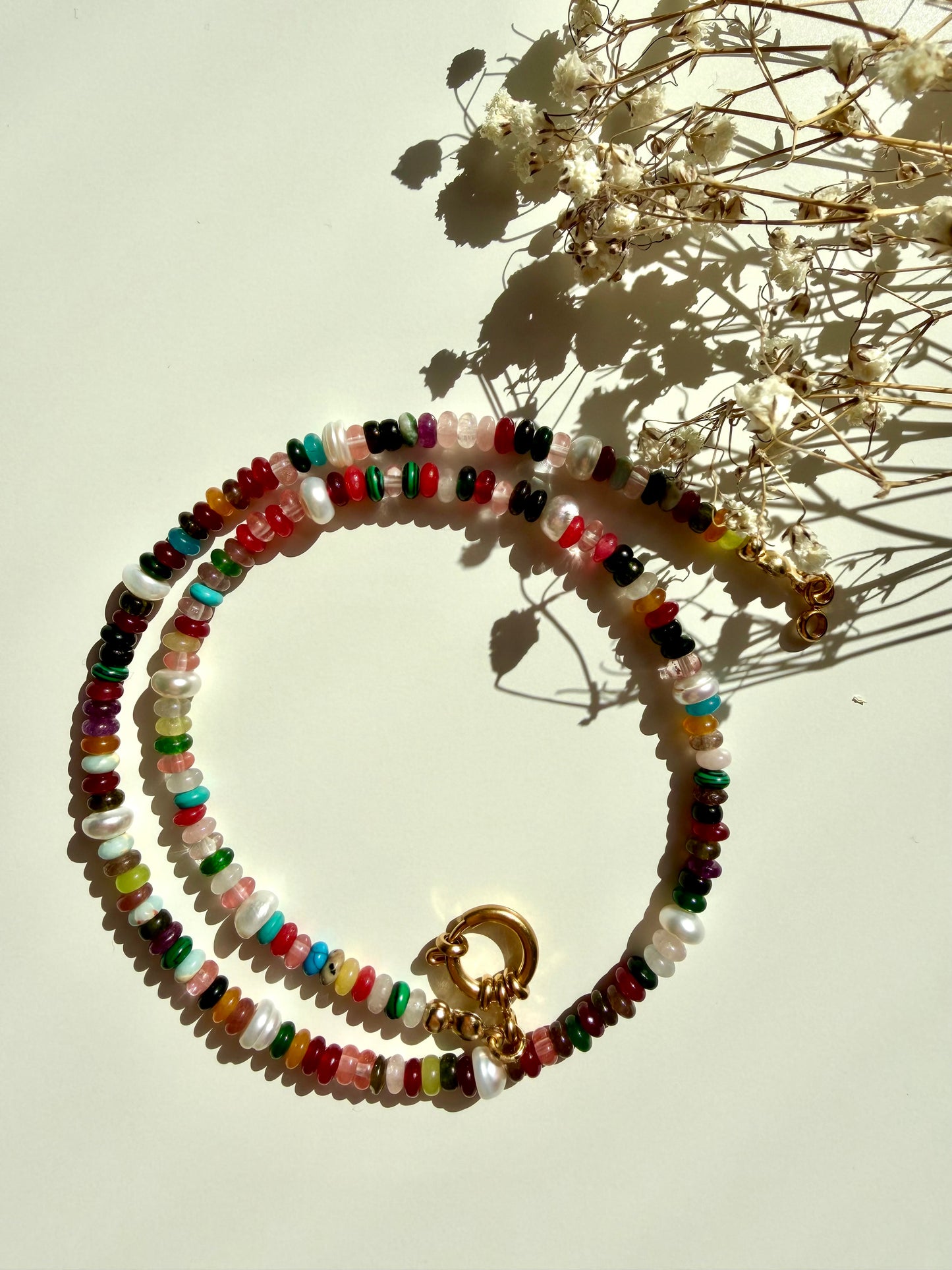 Happy Pearls No.2 – Bunte Edelstein Halskette mit Süßwasserperlen & goldenen Details – handgefertigt