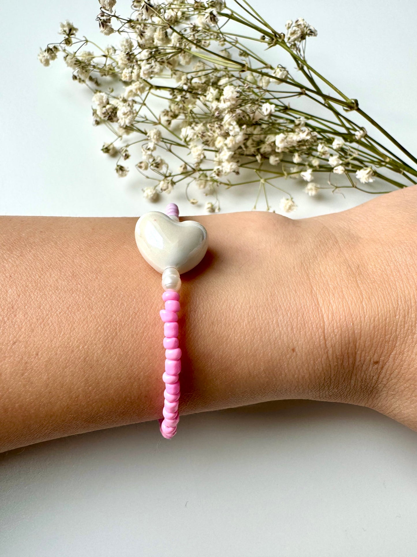 Rosa Miyuki-Perlenarmband mit Keramikherz & Süßwasserperlen – handgefertigt