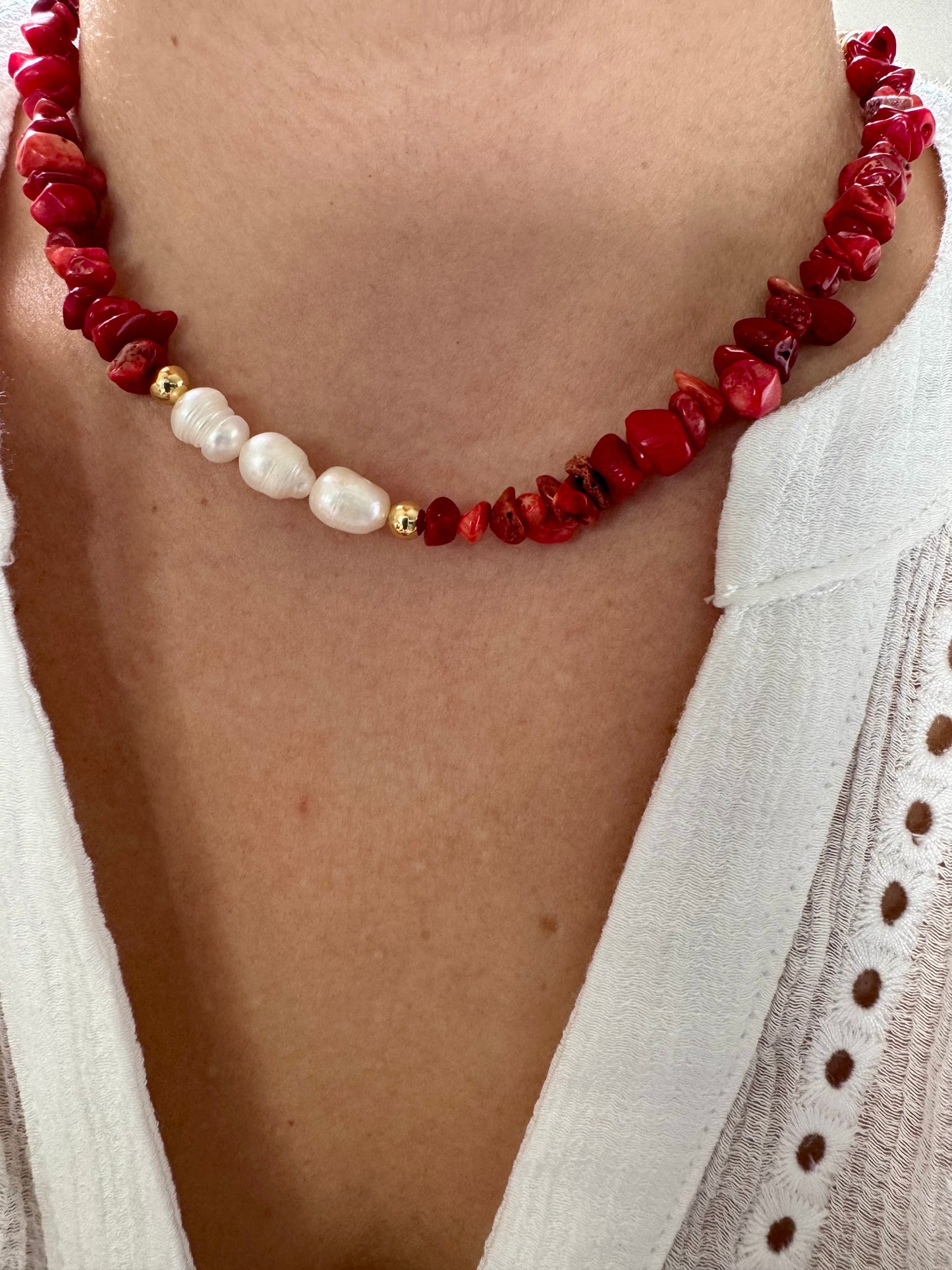 Coral & Pearl Statement Necklace – Halskette mit roten Korallenstücken und Süßwasserperlen