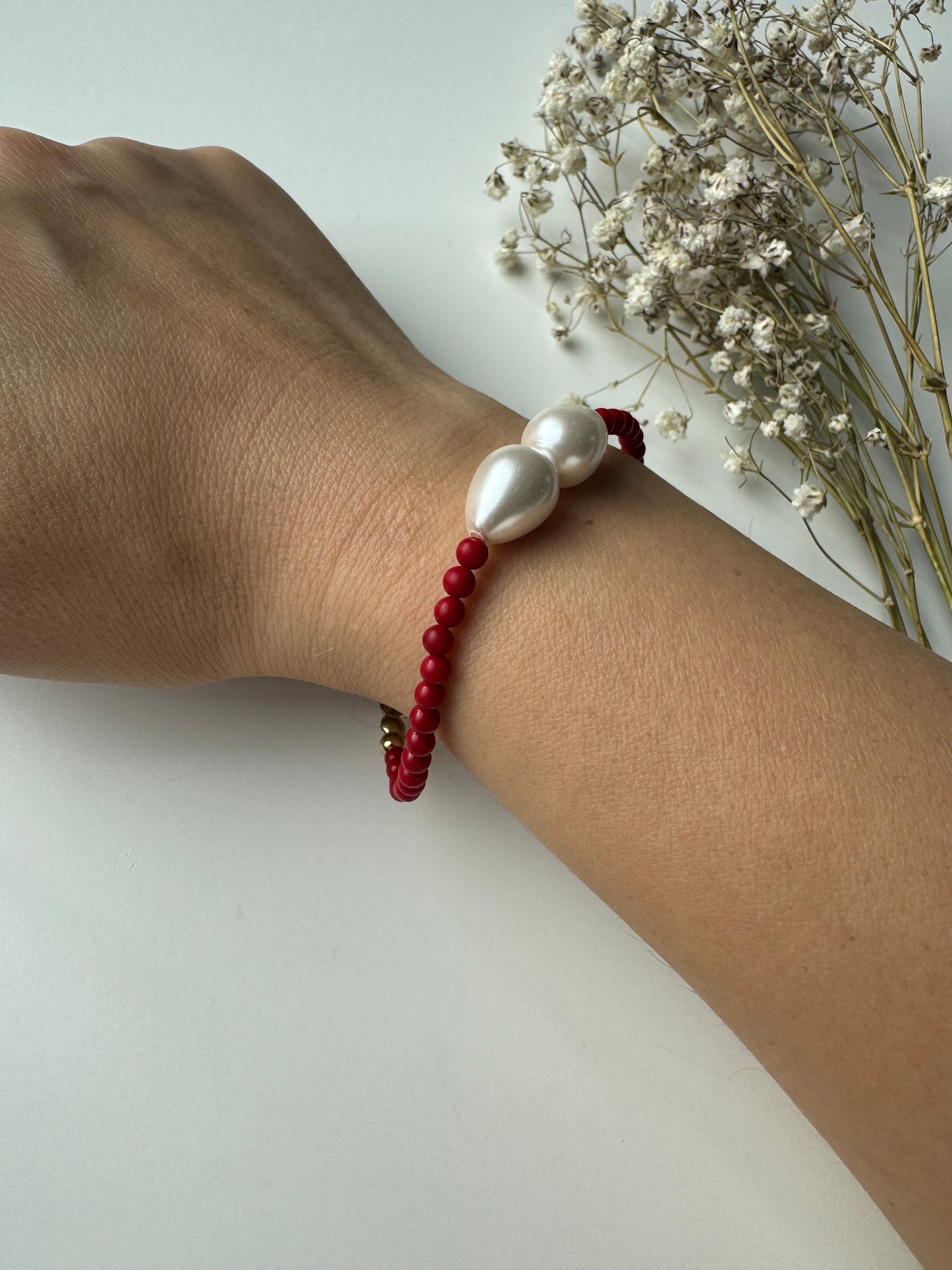 Armband mit Korallenperlen & Süßwasserperlen – 18k vergoldete Details, handgefertigt