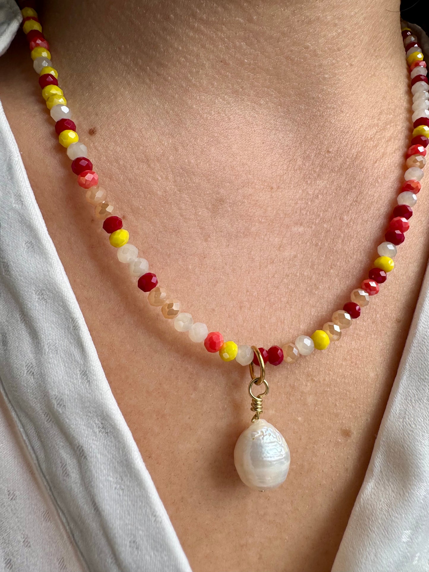 Bunte Edelstein-Halskette • Facettierte Glasperlen & Barockperle • 18k vergoldet