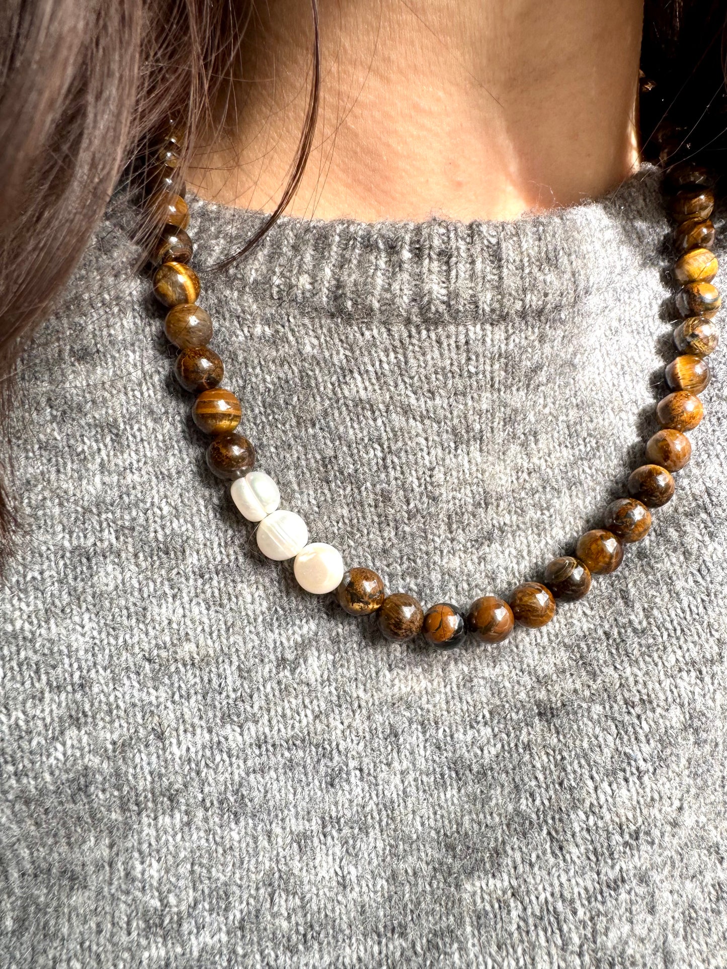 Tigerauge-Halskette mit Süßwasserperlen & goldenen Details – handgefertigt