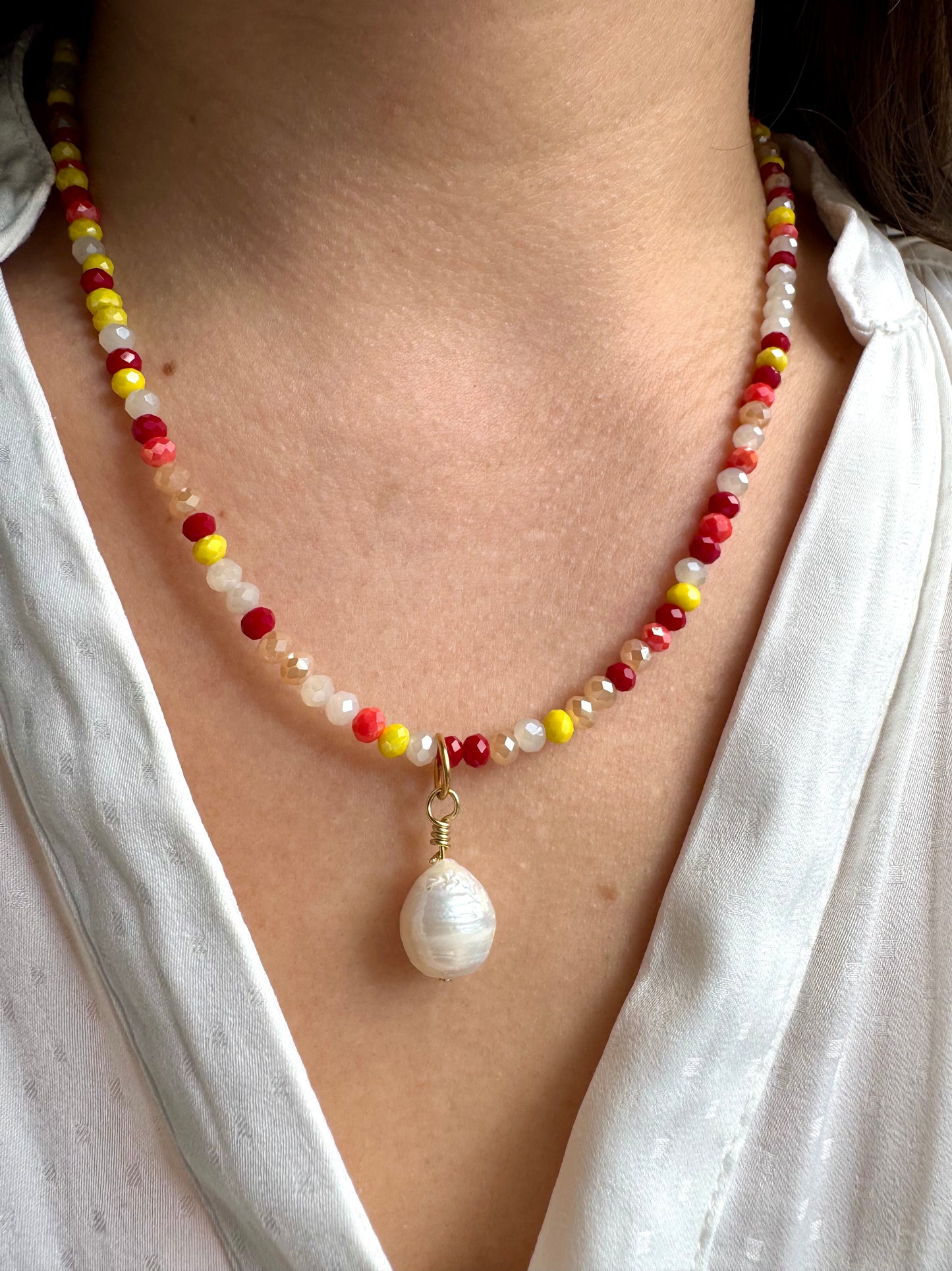 Bunte Edelstein-Halskette • Facettierte Glasperlen & Barockperle • 18k vergoldet