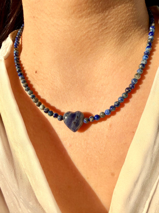 Ocean Heart – 18 k vergoldete Edelsteinkette mit Lapislazuli-Herz – handgefertigt