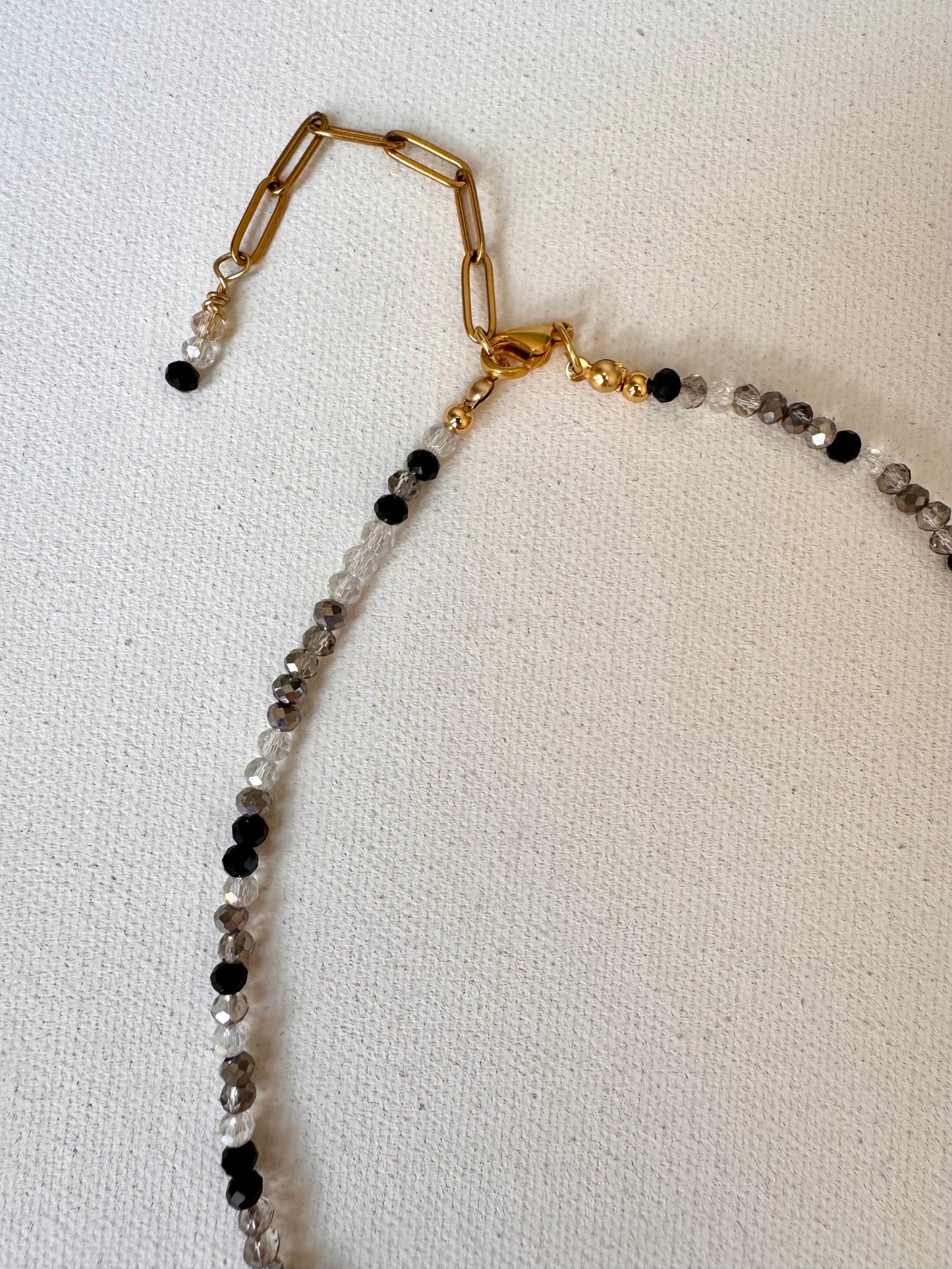 Halskette mit schwarzen & transparenten Edelsteinperlen und Barockperle