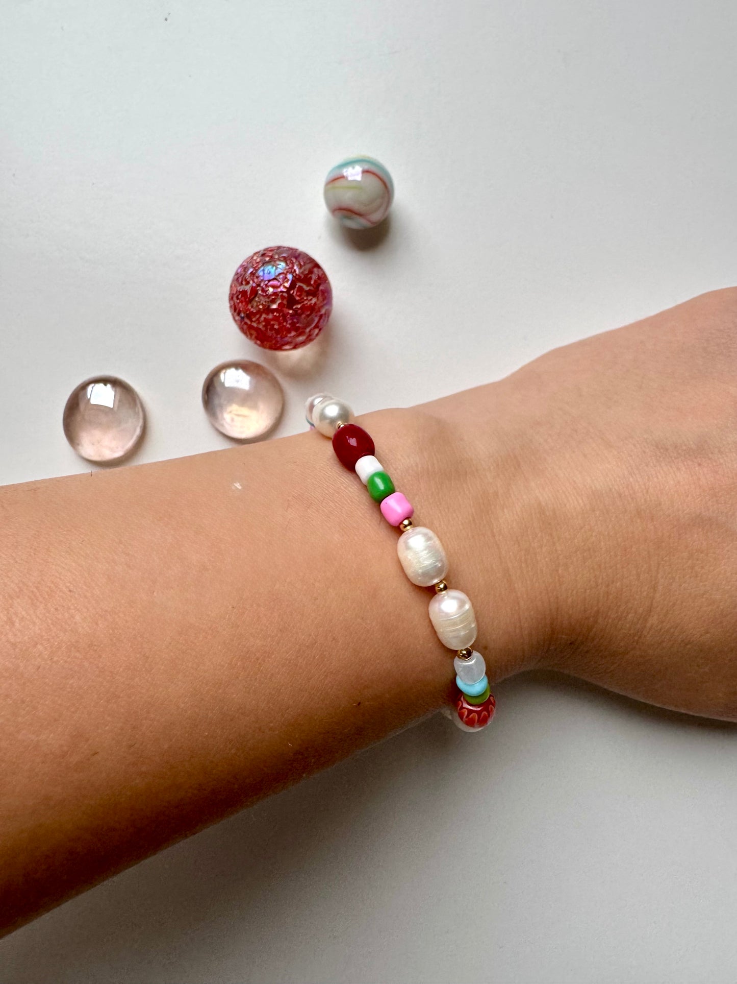 Buntes Perlenarmband mit Süßwasserperlen, Miyuki & Glasperlen