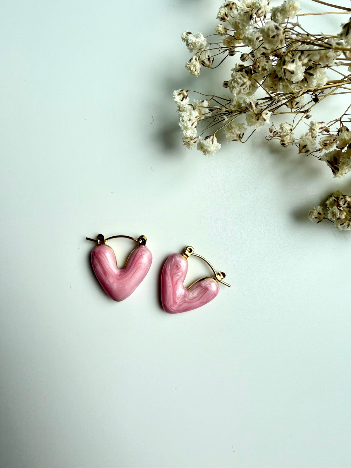 Amour Heart – Herz-Ohrringe in Goldoptik – Ansicht 5