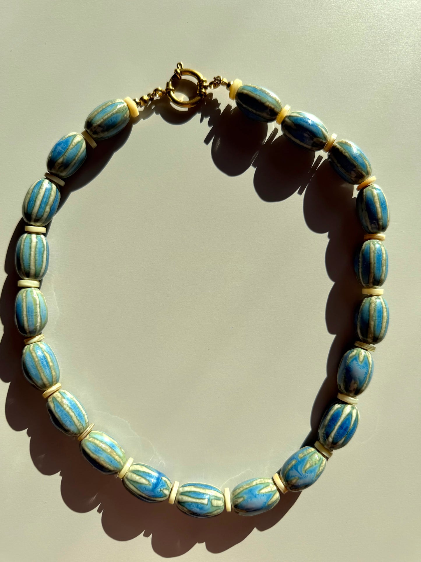 Ocean Ripple – Keramikperlen Halskette in Blau – handgefertigt