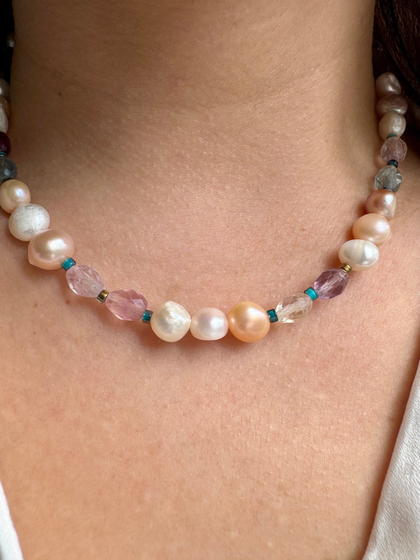 Pearl & Fluorite Harmony Necklace“ – Halskette mit Süßwasserperlen und Fluoritperlen
