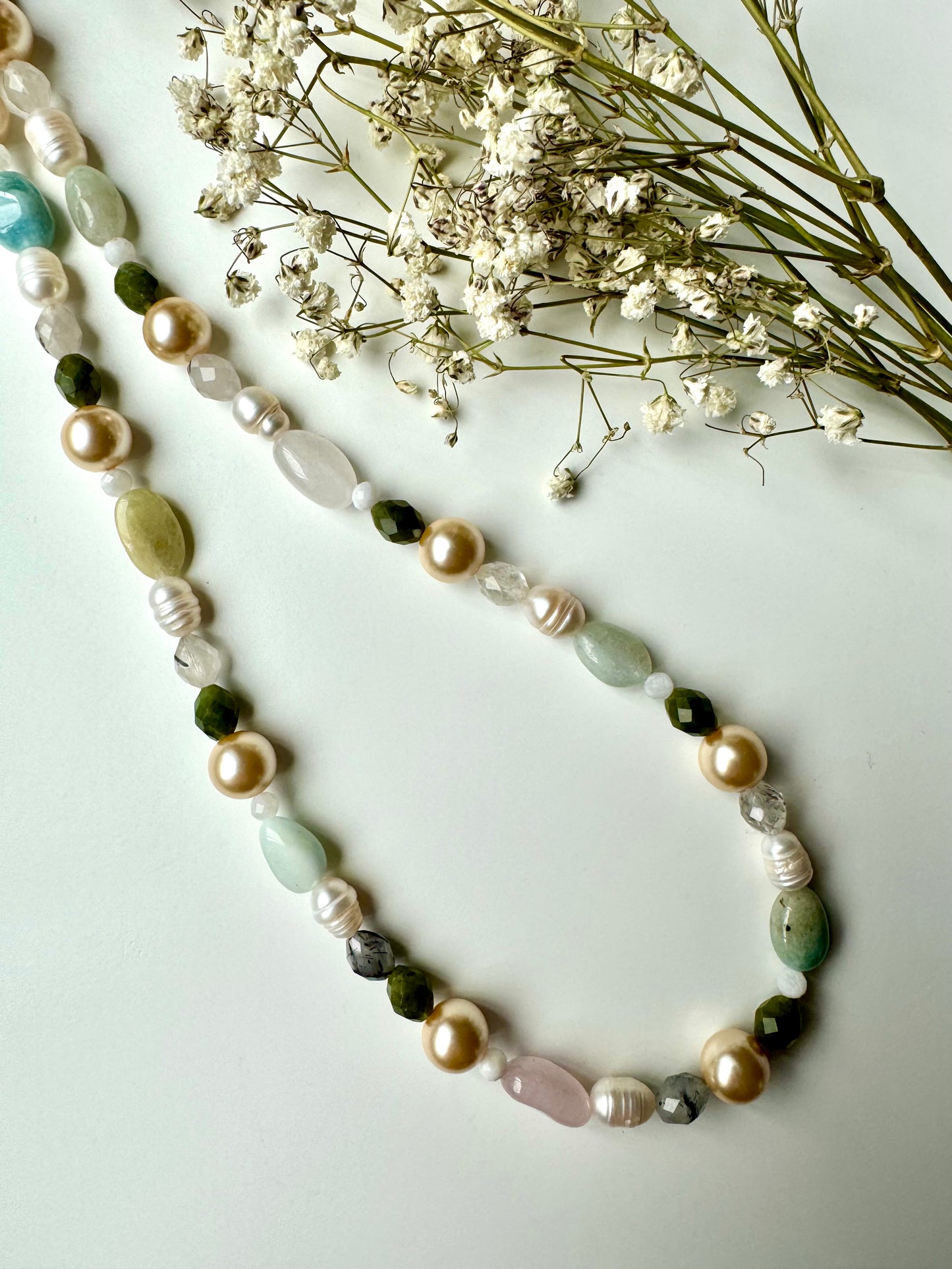 Gem & Pearl Harmony Necklace – Halskette mit Süßwasserperlen und Edelsteinen