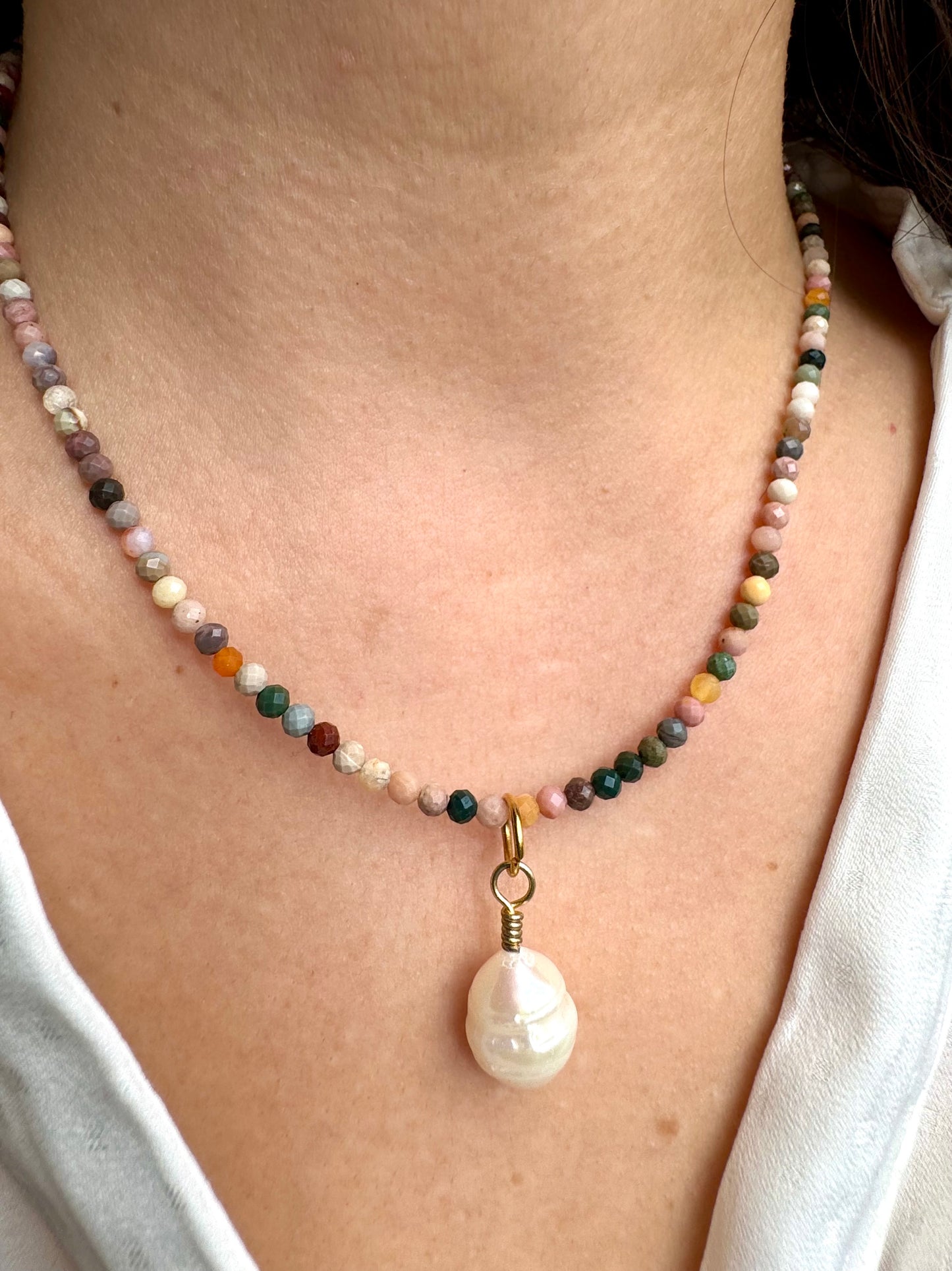 Halskette mit 3 mm Jaspis-Perlen & Barockperle