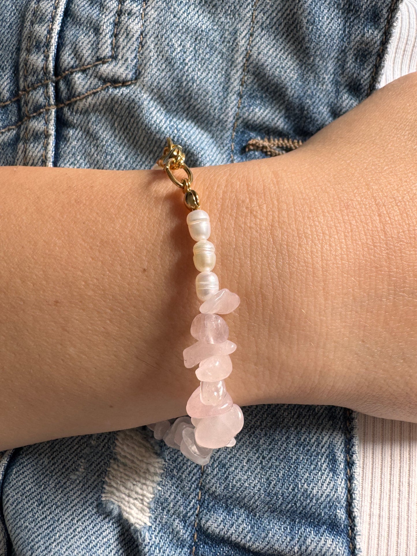 Rose Quartz Pearl Bracelet – zartes Armband mit Rosenquarz-Splittersteinen, Süßwasserperlen & Gold