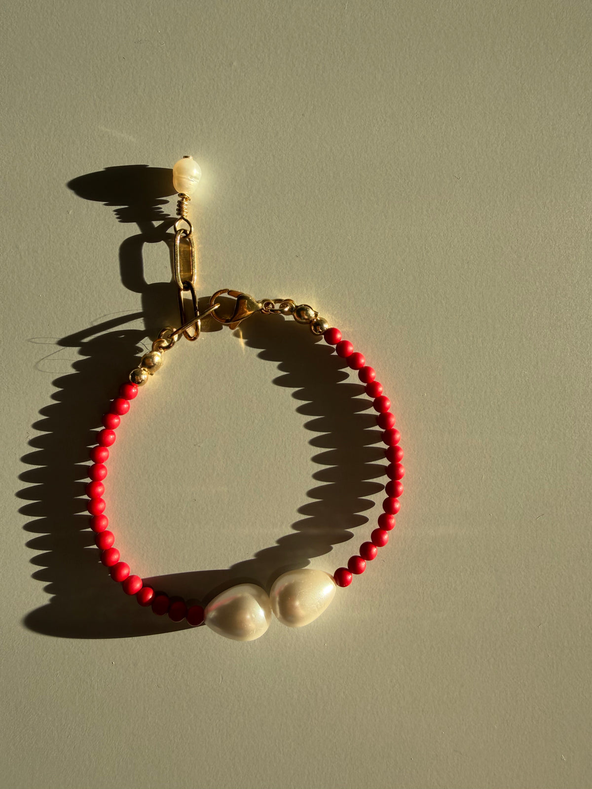 Coral Cream – Armband mit Süßwasserperlen und Koralle