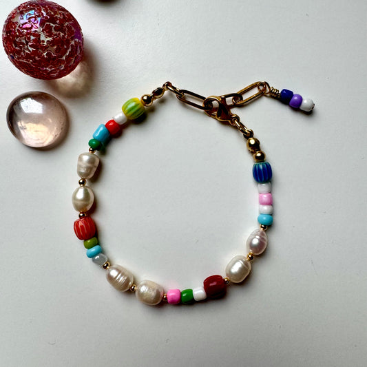 Buntes Perlenarmband mit Süßwasserperlen, Miyuki & Glasperlen