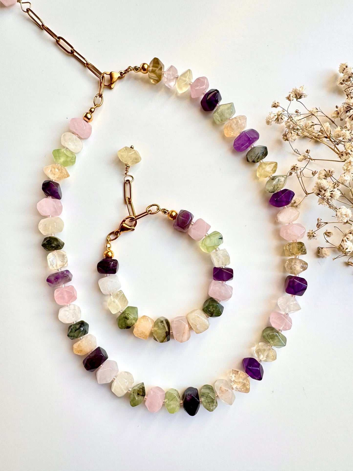 Halskette mit facettierten Edelsteinperlen in sanften Naturtönen