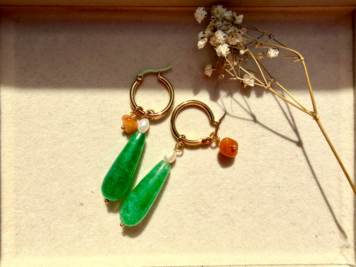 Stone Drip – vergoldete Creolen mit Edelstein-Tropfen und Perlen – Ansicht 2