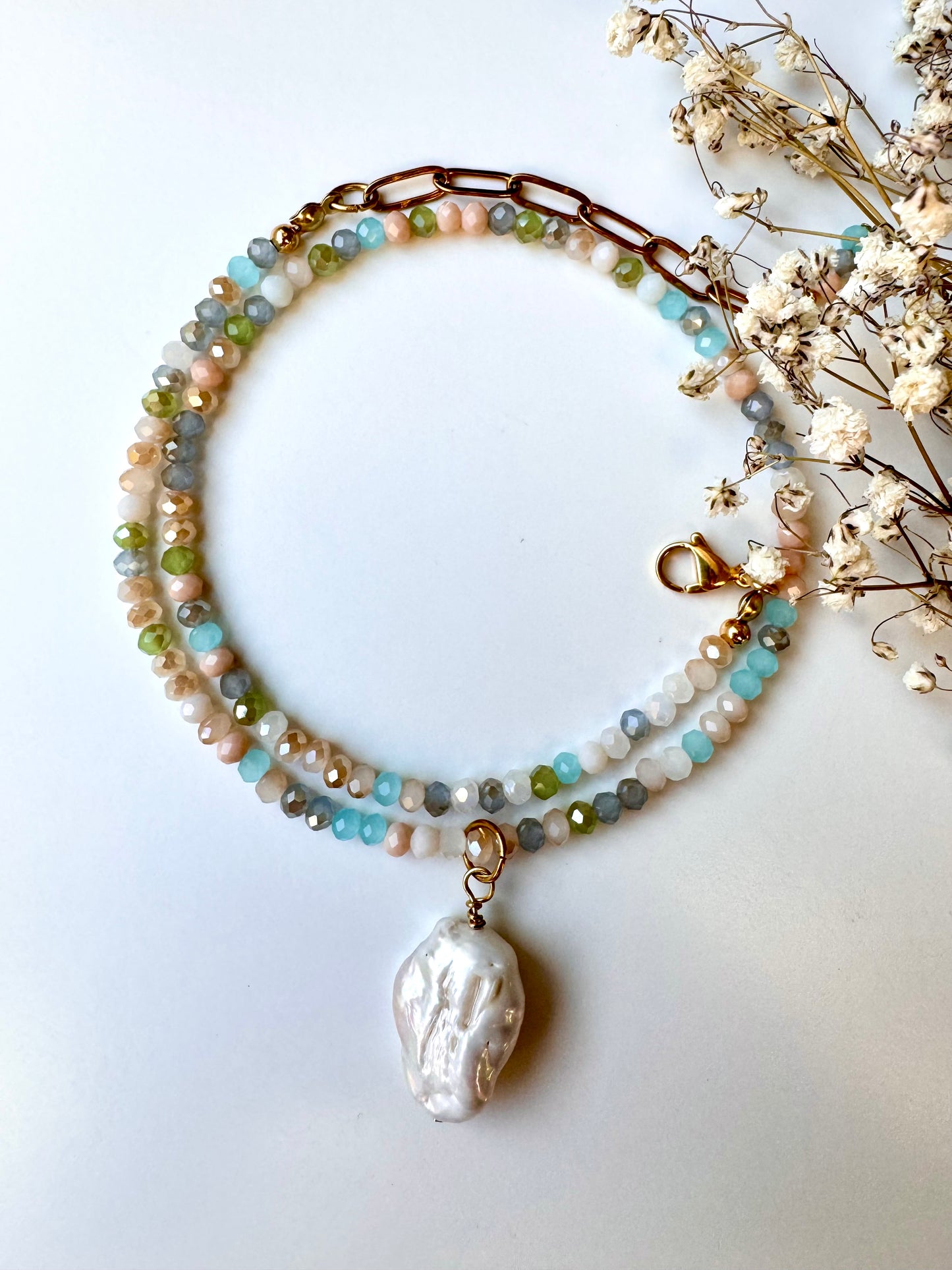 Pastellfarbene Edelstein-Halskette • Facettierte Glasperlen & Barockperle • 18k vergoldet