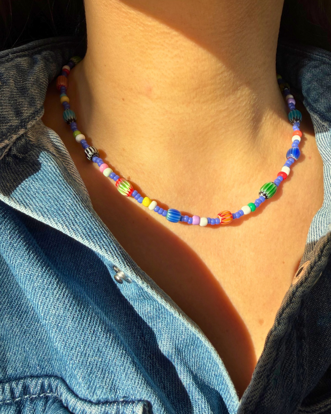 Color Pop – bunte Halskette mit Glasperlen und goldenen Details