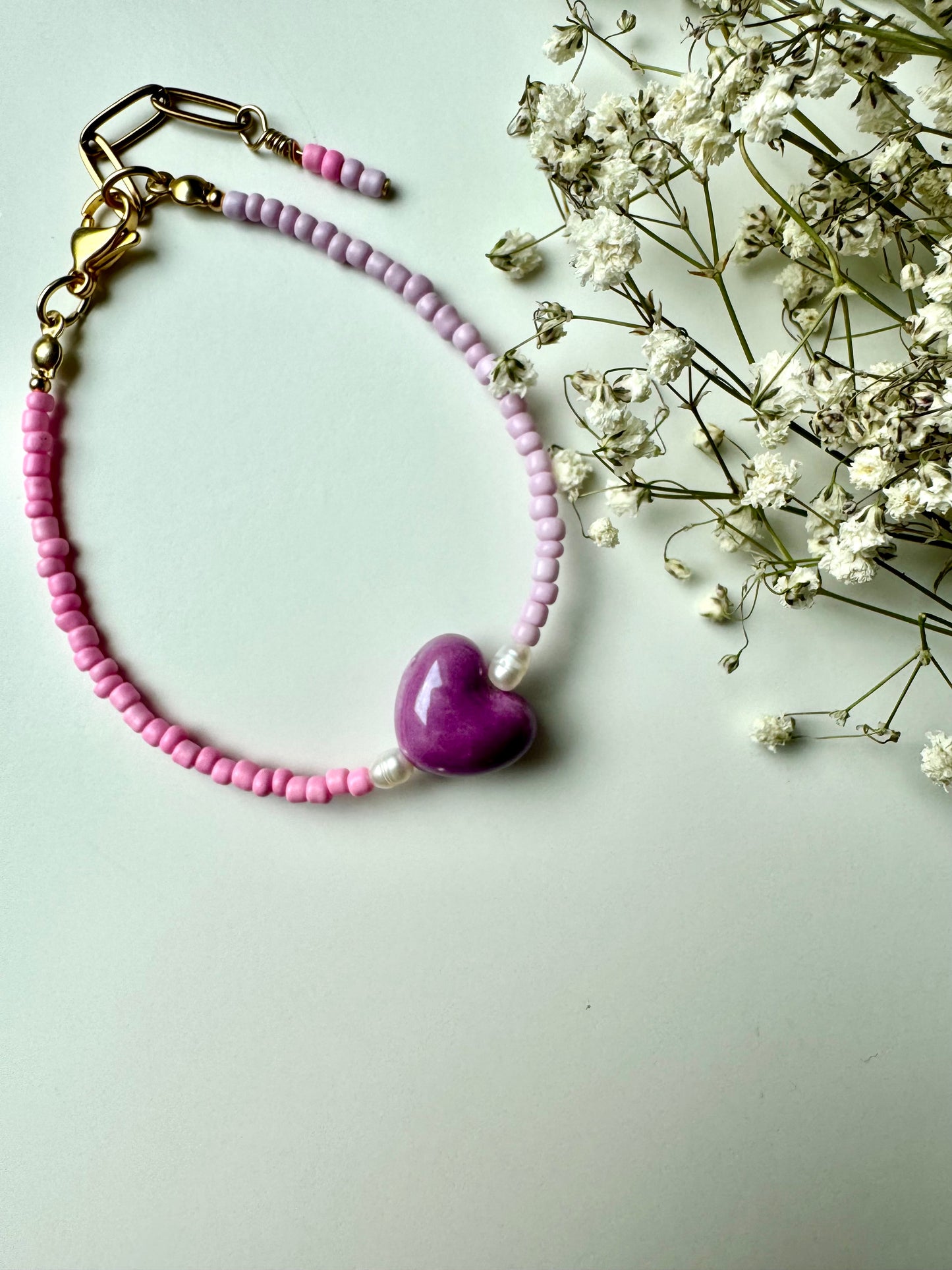 Rosa Miyuki-Perlenarmband mit Keramikherz & Süßwasserperlen – handgefertigt