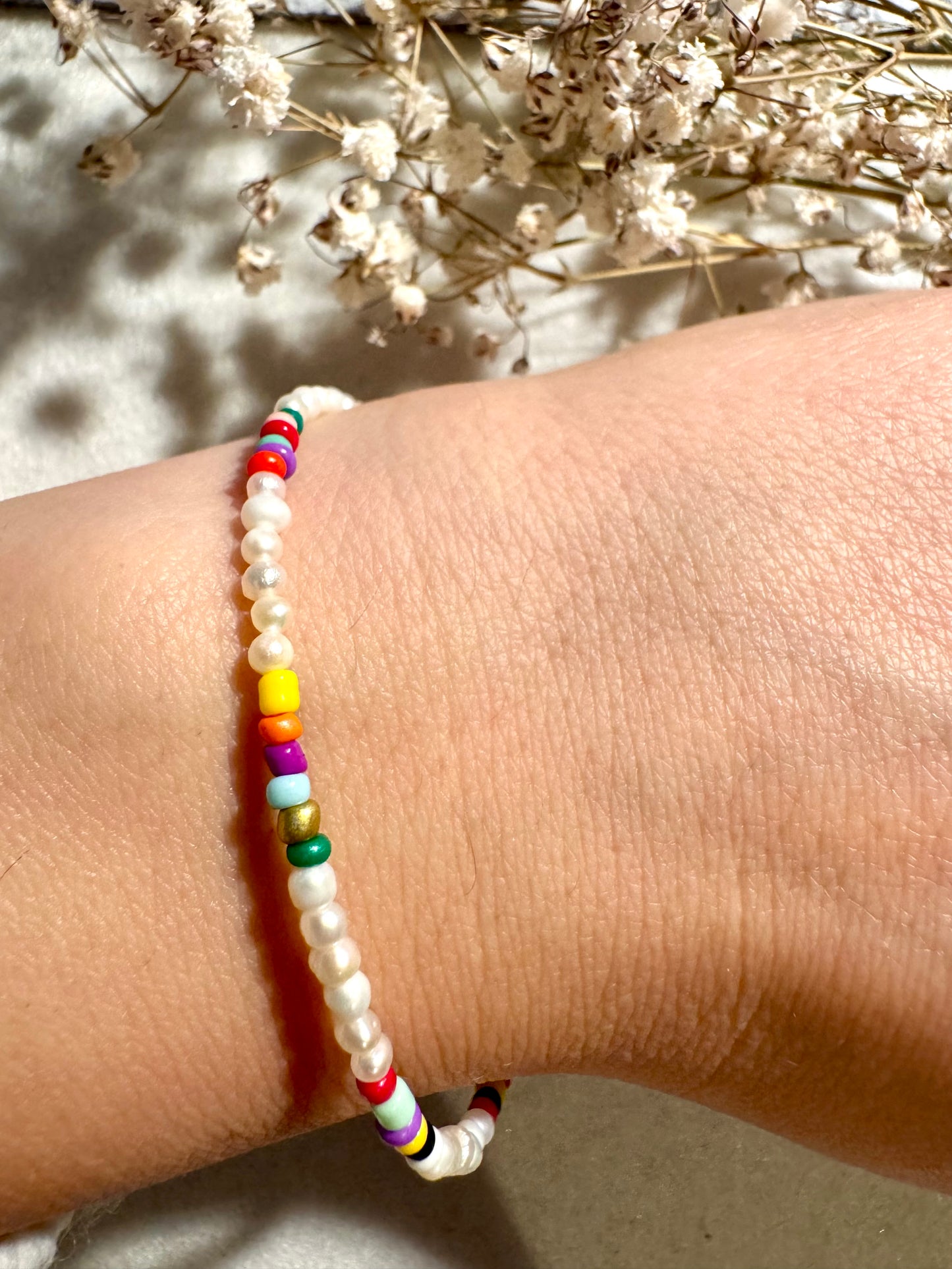 Armband aus feinen Süßwasserperlen & bunten Glasperlen – handgefertigt