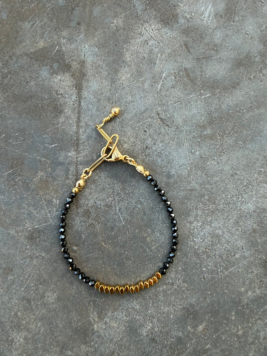 Midnight Edge – Armband aus schwarzen Kristallperlen & goldenen Hämatit-Details – handgefertigt