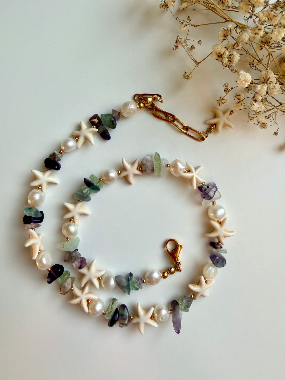Edelsteinkette mit Seesternen, Süßwasserperlen und Natursteinmix – Ansicht 3