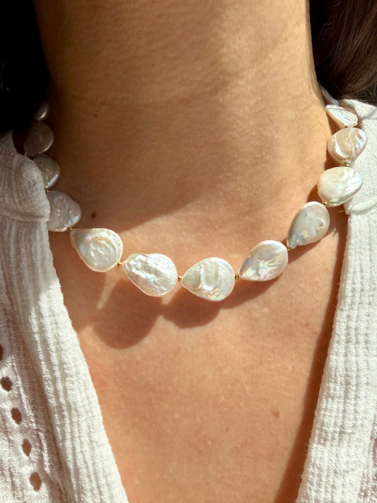 Pearl Petals – Halskette mit großen Süßwasserperlen – handgefertigt