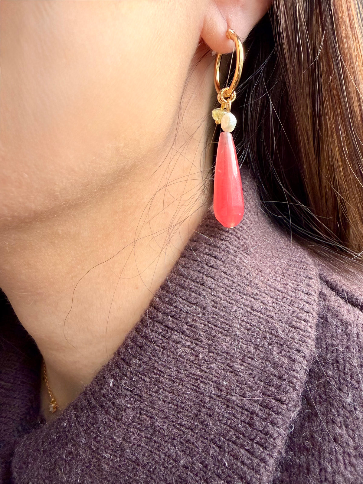 Stone Drip – vergoldete Creolen mit Edelstein-Tropfen und Perlen – Ansicht 3