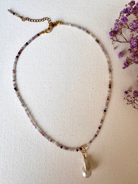 Feine Edelsteinkette mit Barockperle