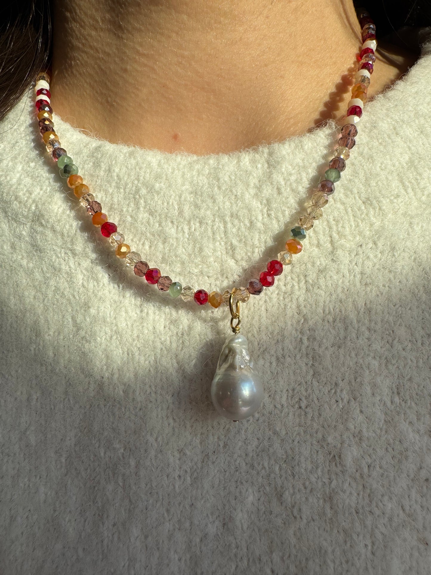 Facettierte Edelstein-Halskette mit Barockperle & goldenen Details