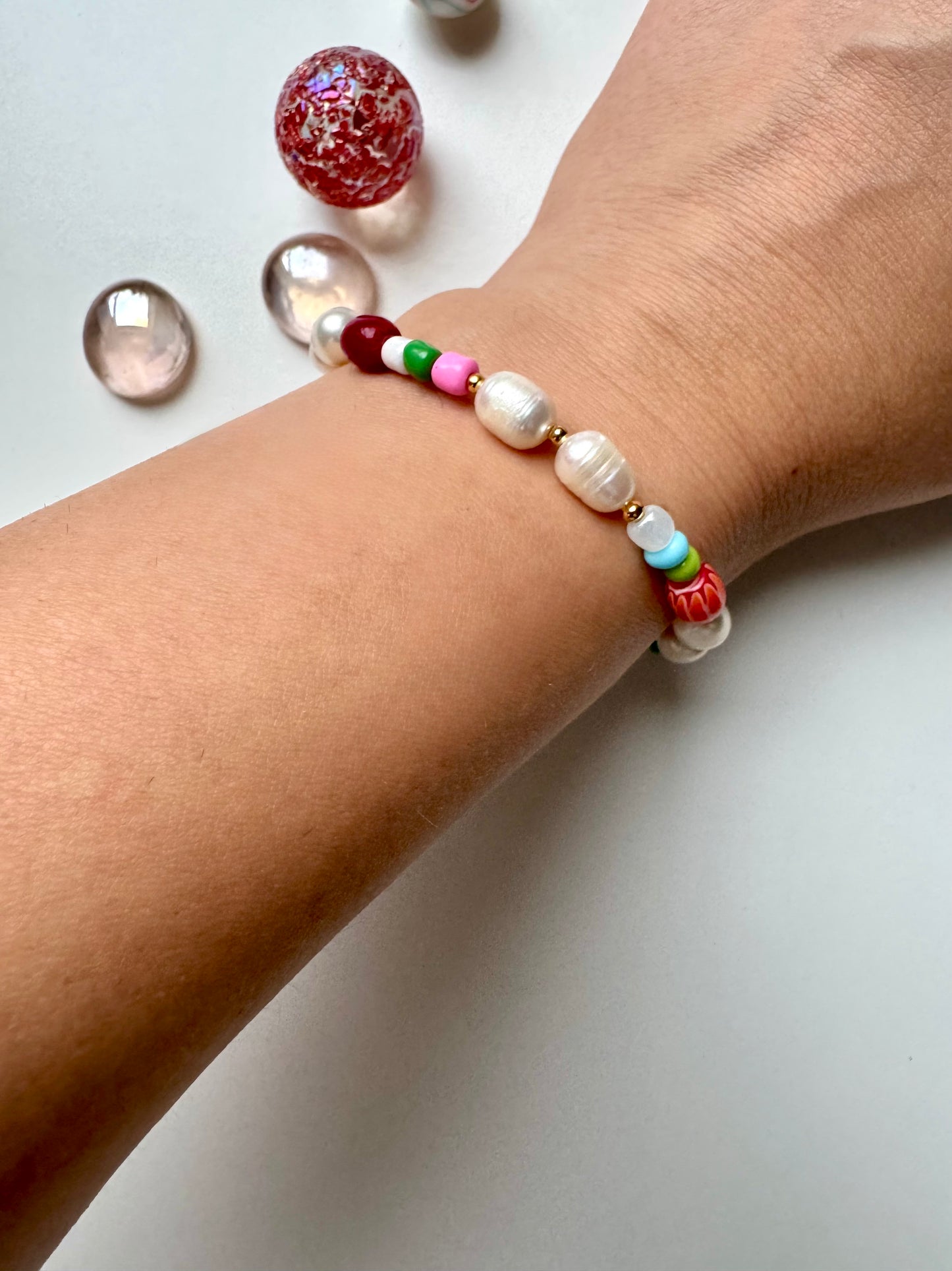 Buntes Perlenarmband mit Süßwasserperlen, Miyuki & Glasperlen
