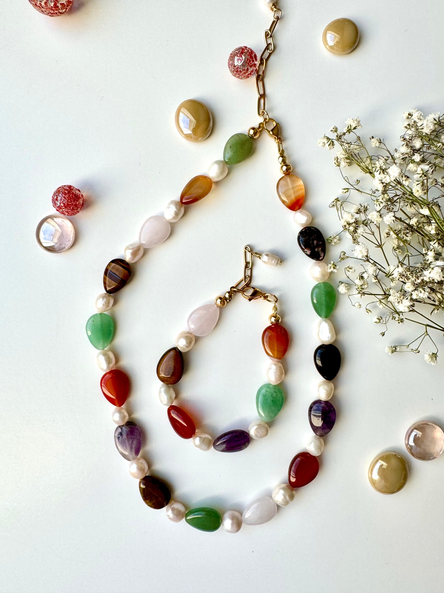 Halskette mit Edelstein-Cabochons in Tropfenform, Süßwasserperlen & vergoldeten Details – handgefertigt